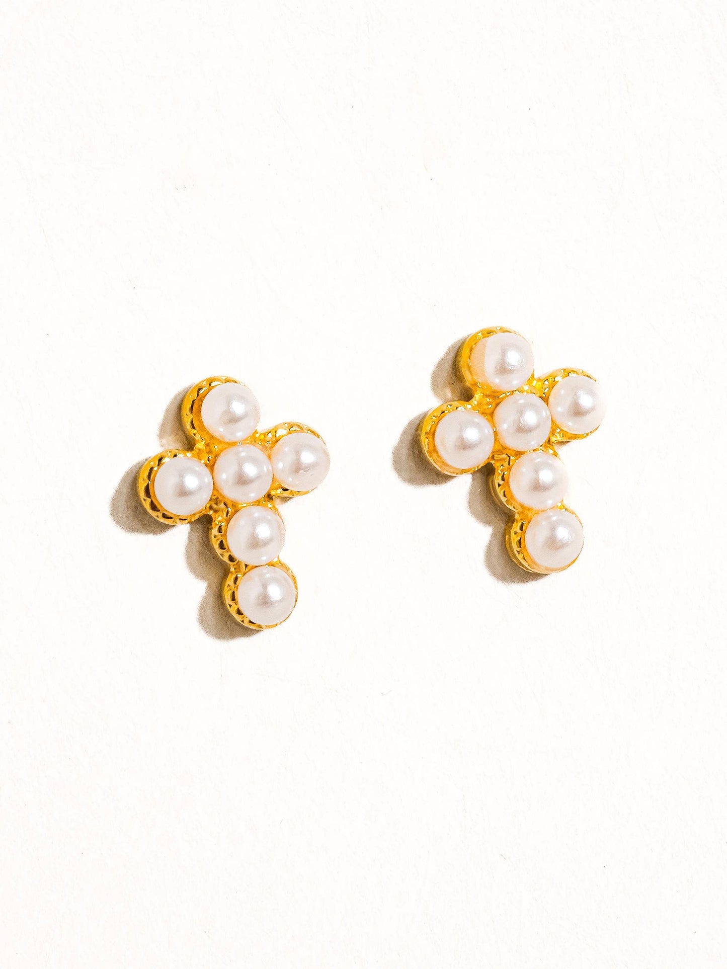 Telo 18K Non-Tarnish Pearl Cross Stud Flânerie by MAIQ