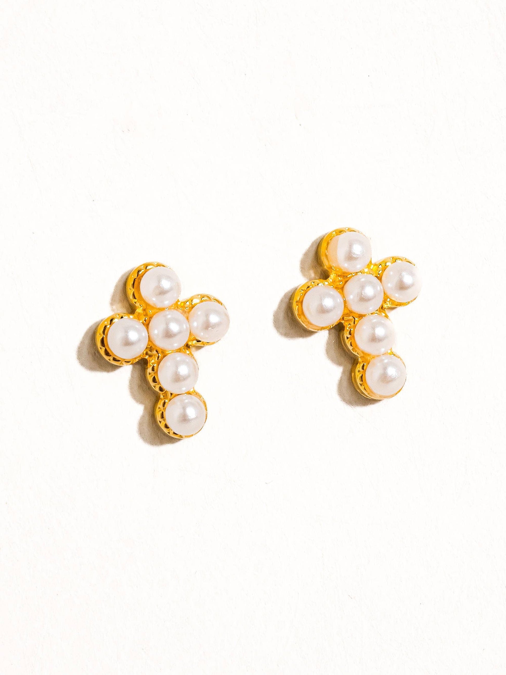 Telo 18K Non-Tarnish Pearl Cross Stud Flânerie by MAIQ