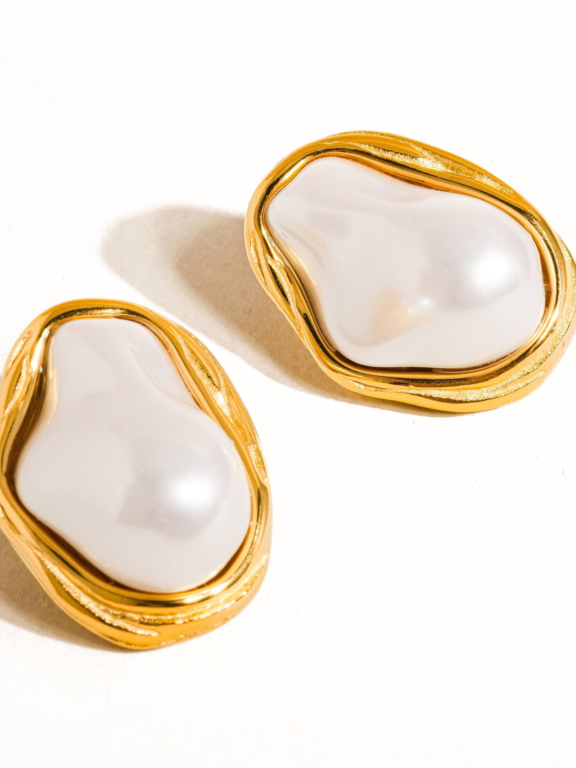 Yasmin 18K Gold Non-Tarnish Classic Pearl Round Earring Flânerie by MAIQ