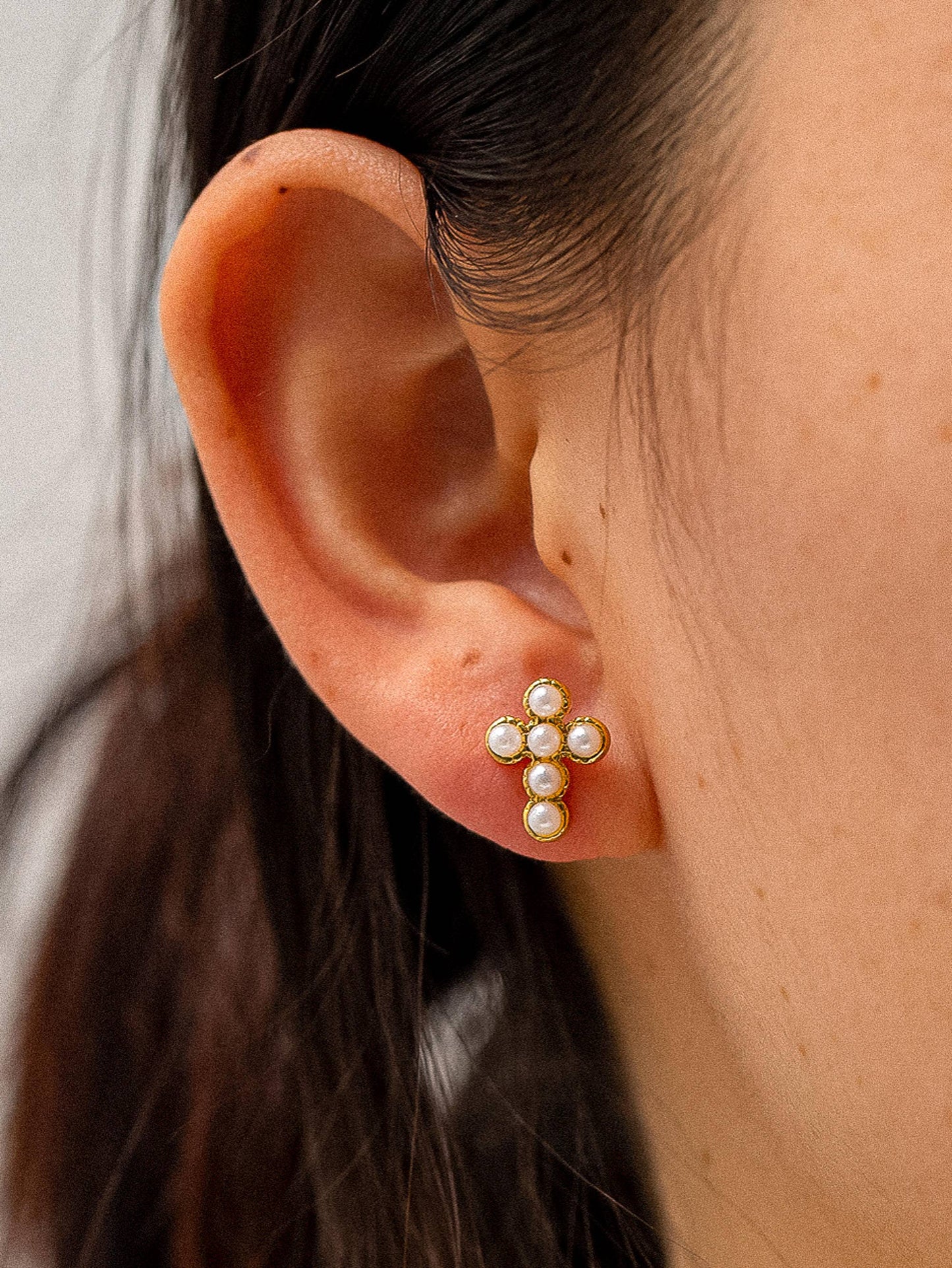 Telo 18K Non-Tarnish Pearl Cross Stud Flânerie by MAIQ